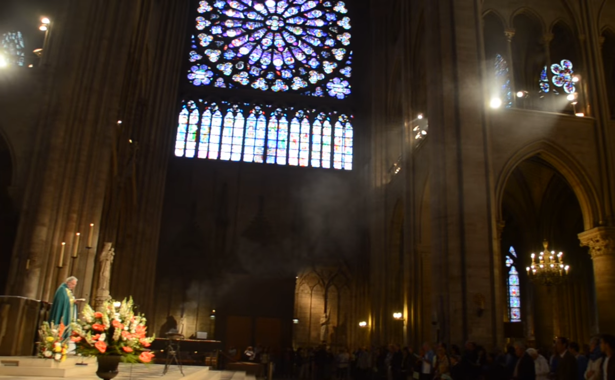 Bohoslužba v Notre Dame.