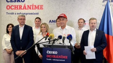 Česko ochráníme, tvrdě a nekompromisně? Povrchní Babišova PR politika v časech pandemie trvale selhává