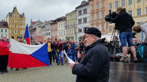 Předseda Klubu na obranu demokracie Bohumil Doležal na demonstraci v Českých Budějovicích