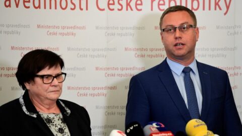 Nejvyšší státní zástupce Pavel Zeman a ministryně spravedlnosti Marie Benešová (za ANO), která jej dohnala k rezignaci.