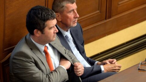 Vicepremiér Jan Hamáček (ČSSD) a premiér Andrej Babiš (ANO) v Poslanecké sněmovně 