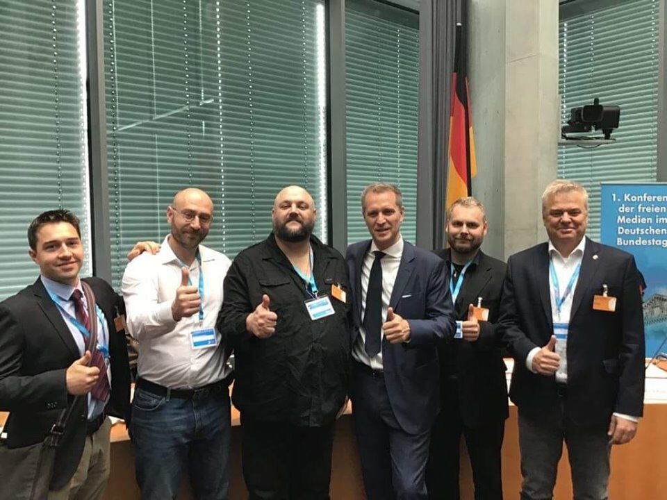  Česká delegace a hostitel berlínské konference AfD Petr Bystroň (s kravatou uprostřed)