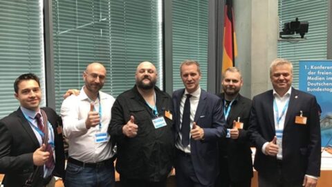  Česká delegace a hostitel berlínské konference AfD Petr Bystroň (s kravatou uprostřed)