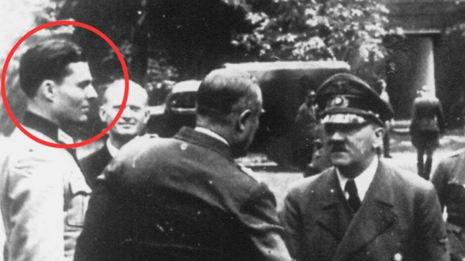 Hrabě Stauffenberg na archivní fotografii.  Časopis Stern zakroužkoval jeho osobu na fotografii s Hitlerem.