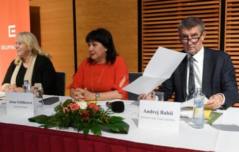 Ministryně pro místní rozvoj Klára Dostálová, ministryně financí Alena Schillerová a premiér Andrej Babiš (všichni ANO)
