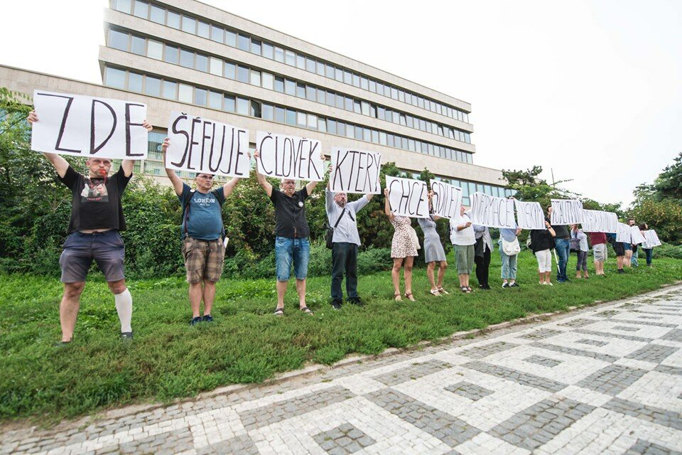 Protest před policejním prezidiem vedeným člověkem, který chce sdílet informace s čínským totalitním režimem