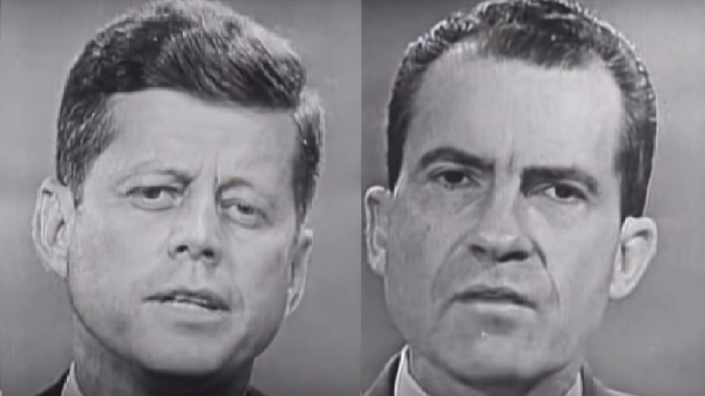 Slavná televizní debata J. F. Kennedyho a Richarda Nixona v roce 1960. Podle televizních diváků vyhrál argumenty Kennedy, podle rozhlasových posluchačů Nixon.