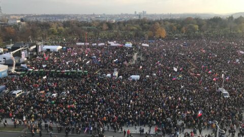 Zaplněná Letná 16. 11. 2019