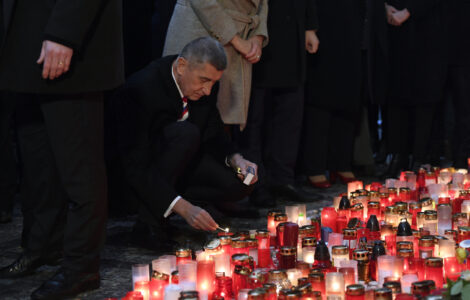 Premiér Andrej Babiš zapálil 17. listopadu 2019 svíčku na Národní třídě v Praze při příležitosti 30. výročí sametové revoluce.