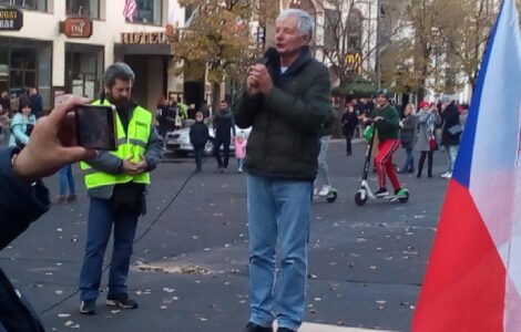 Nezdolný Miroslav Sládek opět v akci