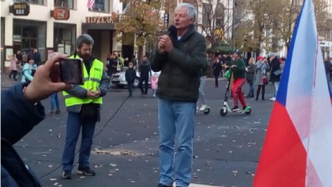 Nezdolný Miroslav Sládek opět v akci