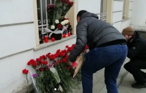 Rusové přinášejí květiny k poctě vraha Sulejmáního.