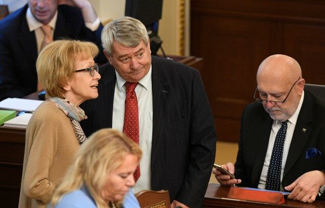 Helena Válková (ANO) diskutuje s Vojtěchem Filipem (KSČM), vpravo Leo Luzar (KSČM)