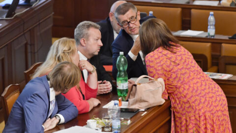 Ministr zdravotnictví Adam Vojtěch, ministryně pro místní rozvoj Klára Dostálová, ministr životního prostředí Richard Brabec, premiér Andrej Babiš a ministryně financí Alena Schillerová  (všichni ANO)