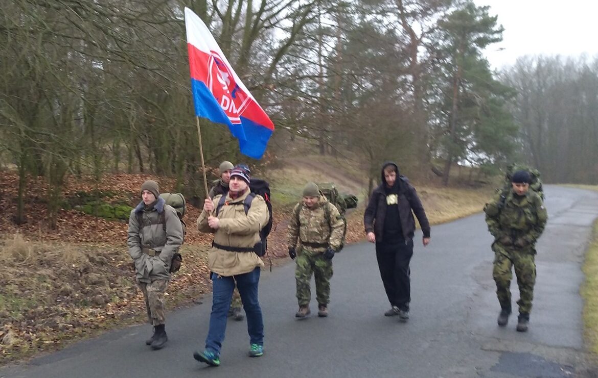 Dělnická mládež pochoduje na Kokořín.