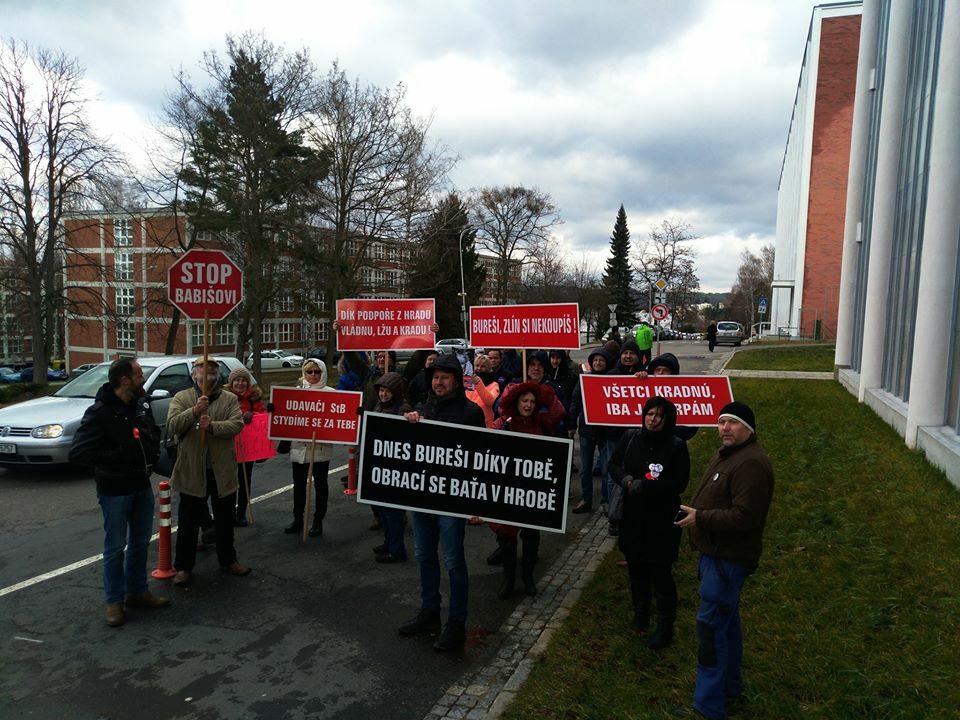 Hlouček desítek obyvatel Zlína protestoval proti  Andreji Babišovi skandováním hesel i transparenty