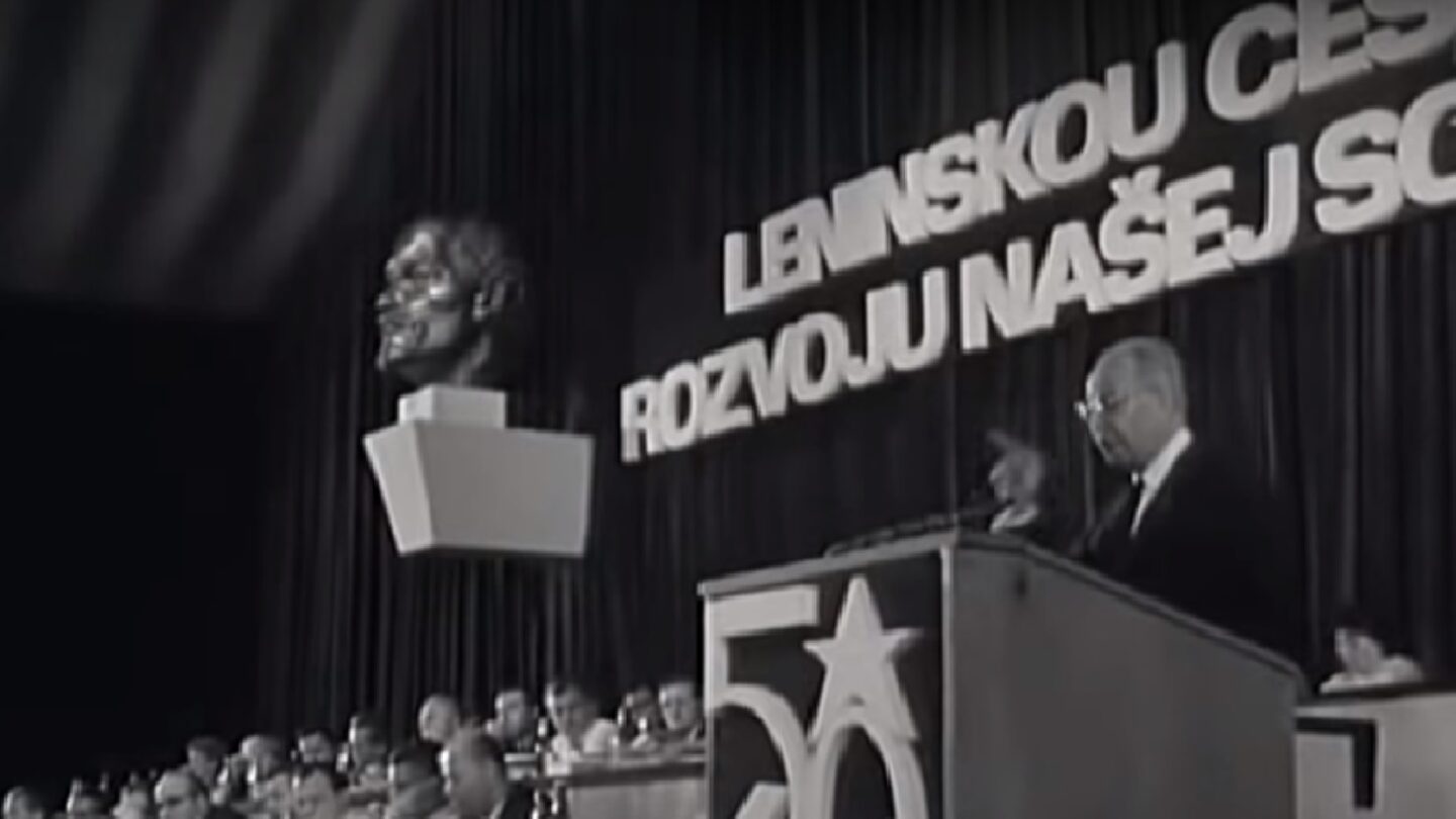 Gustáv Husák řeční v roce 1971. Komunistická moc je zase po invazi v plné síle.