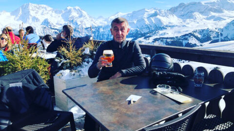 Andrej Babiš si vychutnává pivo za 15 euro.