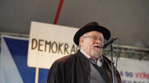 Daniel Kroupa hovoří na demonstraci Milionu chvilek 1. března 2020 v Praze.