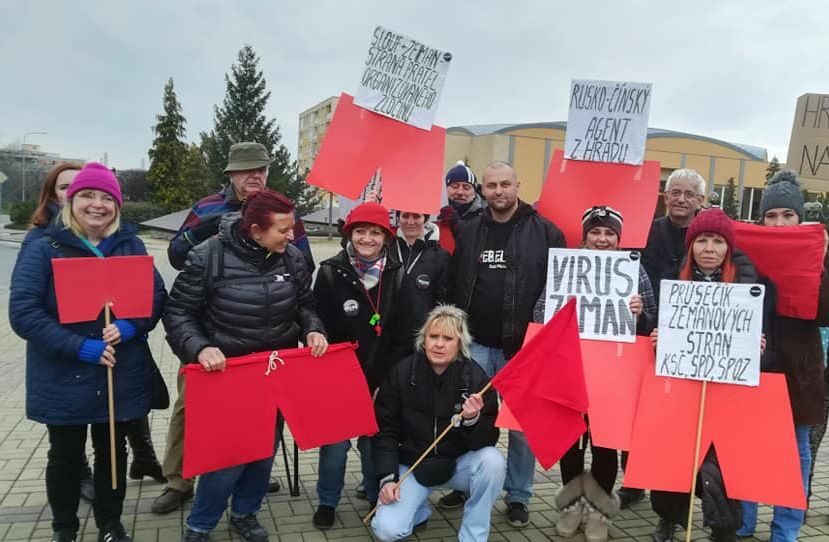 Demonstranti před Top Hotelem v Praze