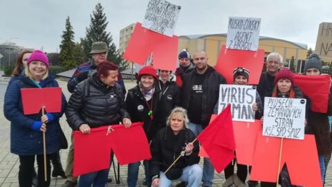 Demonstranti před Top Hotelem v Praze