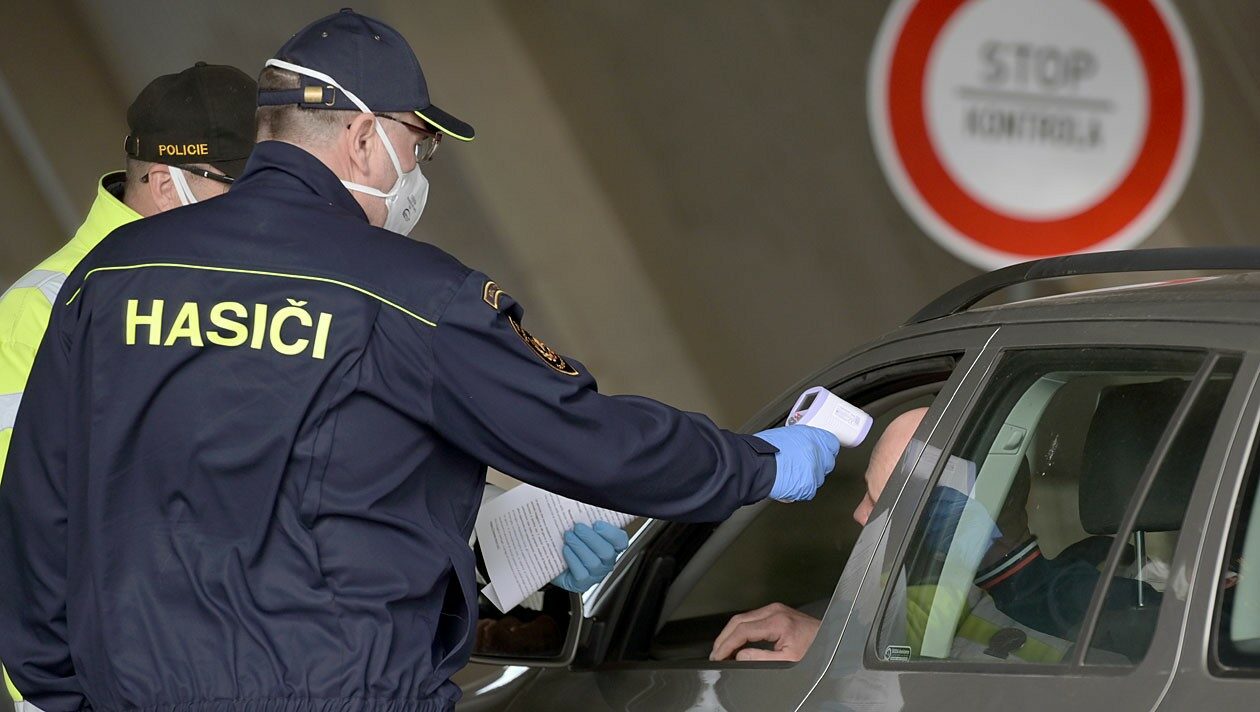 Kontrola na jednom z hraničních přechodů do Rakouska po zavedení stavu nouze kvůli koronaviru