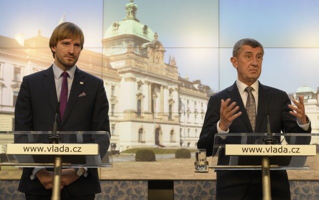 Ministr zdravotnictví Adam Vojtěch a premiér Andrej Babiš