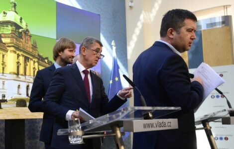 Ministr zdravotnictví Adam Vojtěch, premiér Andrej Babiš a ministr vnitra Jan Hamáček 