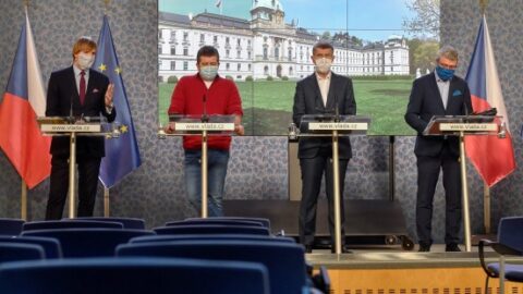 Tisková konference vlády: zleva dnes již bývalý ministr zdravotnictví Adam Vojtěch, ministr vnitra Jan Hamáček, premiér Andrej Babiš, ministr průmyslu, obchodu a dopravy Karel Havlíček 