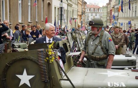 Loni americký velvyslanec Stephen B. King slavil výjezd Konvoje svobody, dnes jen promluvil ze zahrady 