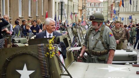 Loni americký velvyslanec Stephen B. King slavil výjezd Konvoje svobody, dnes jen promluvil ze zahrady 