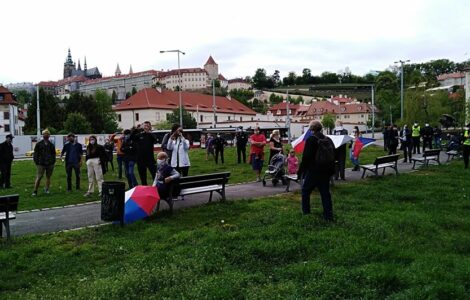 „Pochod pro demokracii“ byl ukončen na pražském Klárově. 