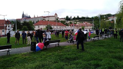 „Pochod pro demokracii“ byl ukončen na pražském Klárově. 