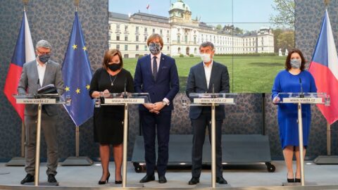 Členové vlády v čele s premiérem Andrejem Babišem na tiskové konferenci 