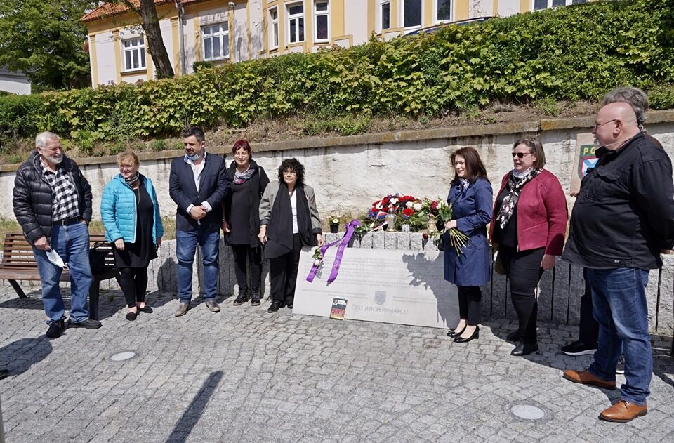 Shromáždění u pomníku padlých příslušníků ROA. Historik Alexej Kelin  vlevo, Zástupkyně ruské menšiny Eugenie Číhalová vlevo od desky