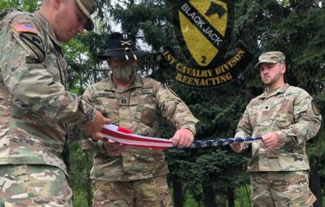 1st Cavalry Reenacting Club, příprava na znovuvztyčení americké vlajky odstraněné starostkou z hnutí ANO od památníku v Sokolově