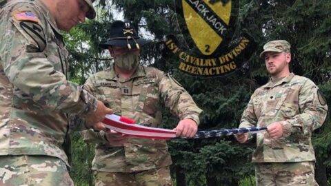 1st Cavalry Reenacting Club, příprava na znovuvztyčení americké vlajky odstraněné starostkou z hnutí ANO od památníku v Sokolově