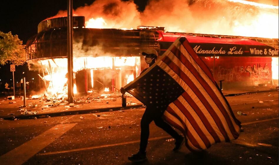 Protesty v Minneapolisu (na snímku) a dalších amerických městech přerostly v násilnosti, žhářství a rabování. 