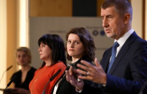 Zprava premiér Andrej Babiš (ANO), ministryně práce a sociálních věcí Jana Maláčová (ČSSD) a ministryně financí Alena Schillerová (ANO)