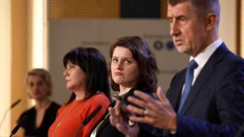 Zprava premiér Andrej Babiš (ANO), ministryně práce a sociálních věcí Jana Maláčová (ČSSD) a ministryně financí Alena Schillerová (ANO)