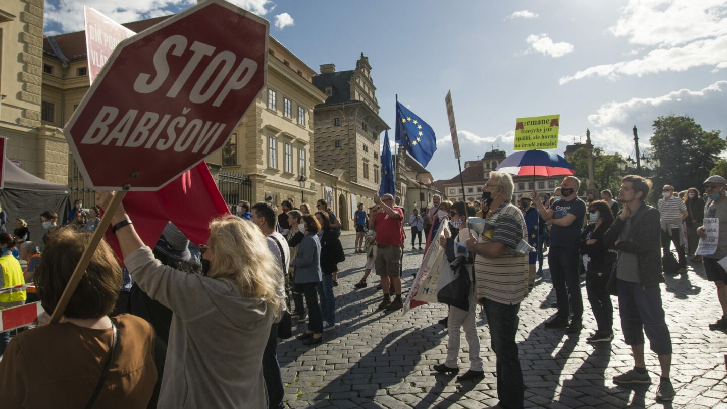 Na Hradčanském náměstí se konala demonstrace s názvem Braňme demokracii.