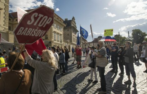 Na Hradčanském náměstí se konala demonstrace s názvem Braňme demokracii.