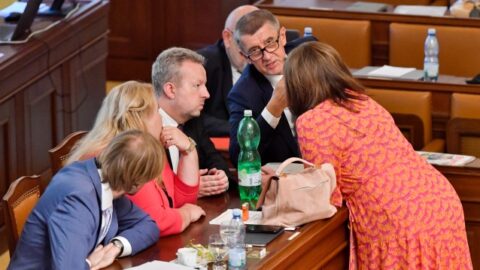 Premiér Andrej Babiš v obklopení svých ministrů v Poslanecké sněmovně