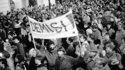 Snímek z listopadových demonstrací v roce 1989