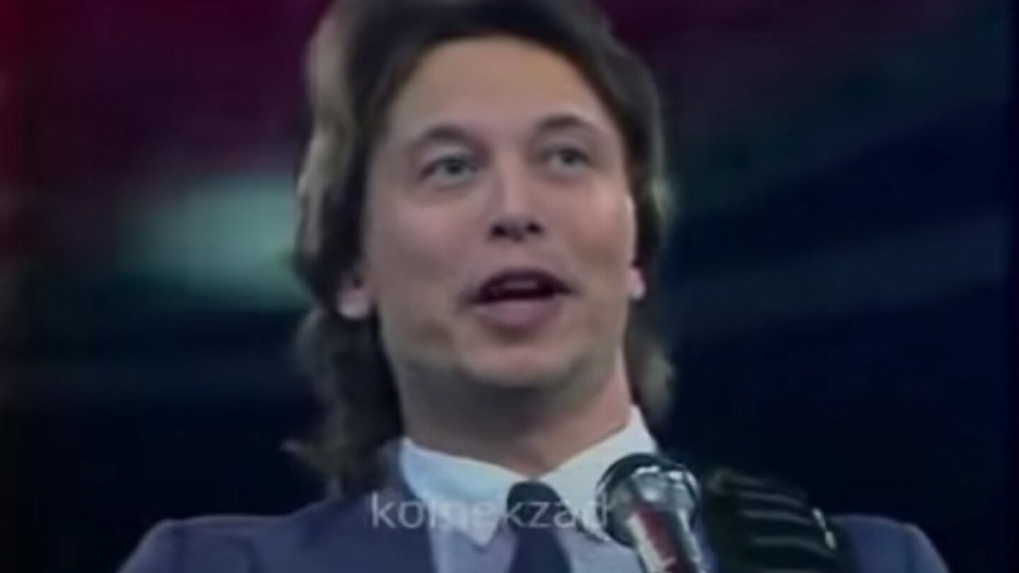 Elon Musk jako zpěvák sovětské písně.