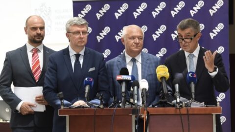 Poslanec Martin Kolovratník, ministr průmyslu a dopravy Karel Havlíček, předseda poslaneckého klubu Jaroslav Faltýnek a premiér Andrej Babiš  (všichni ANO) 
