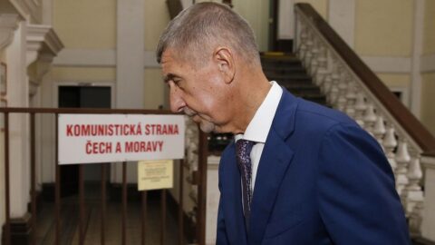 Premiér Andrej Babiš přichází do sídla KSČM orodovat za přijetí státního rozpočtu