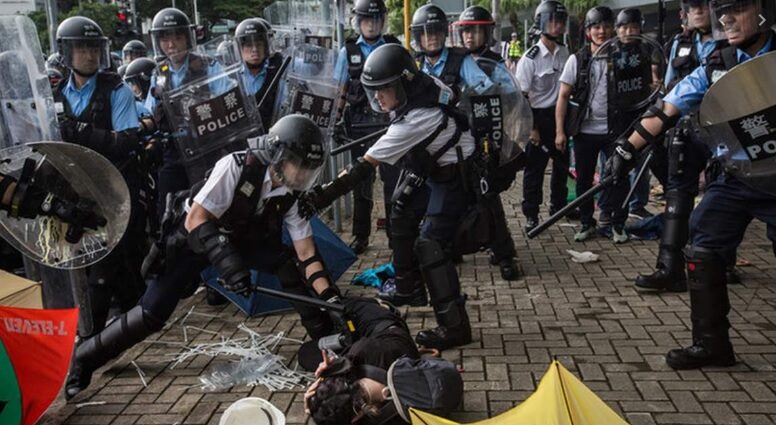 Jeden ze zásahů policie proti demonstrantům v Hongkongu v loňském roce