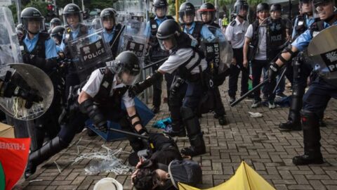 Jeden ze zásahů policie proti demonstrantům v Hongkongu v loňském roce