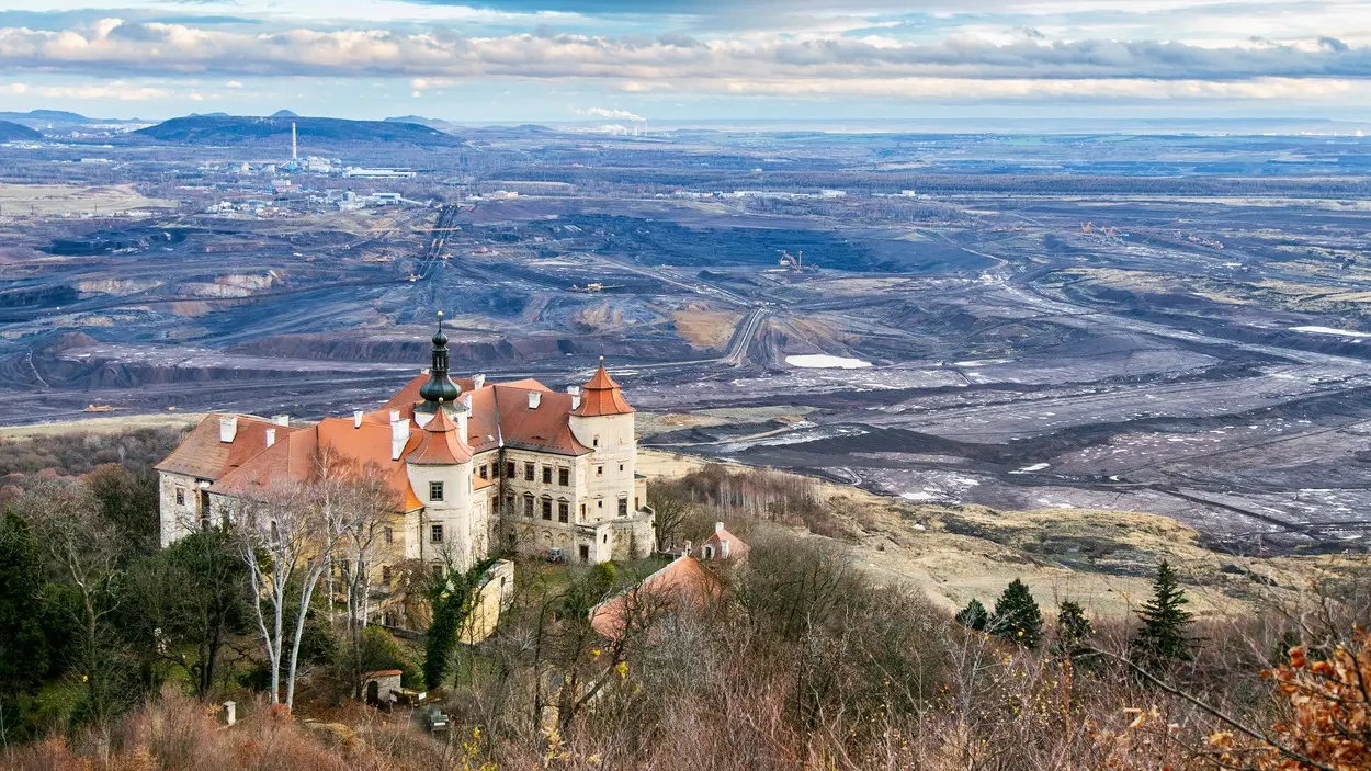 Vydrancovaná kolonie - zámek Jezeří na Mostecku